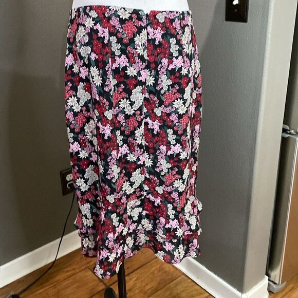 Ann Taylor Mini Floral Mini Skirt Ruffle Hem - Picture 9 of 10